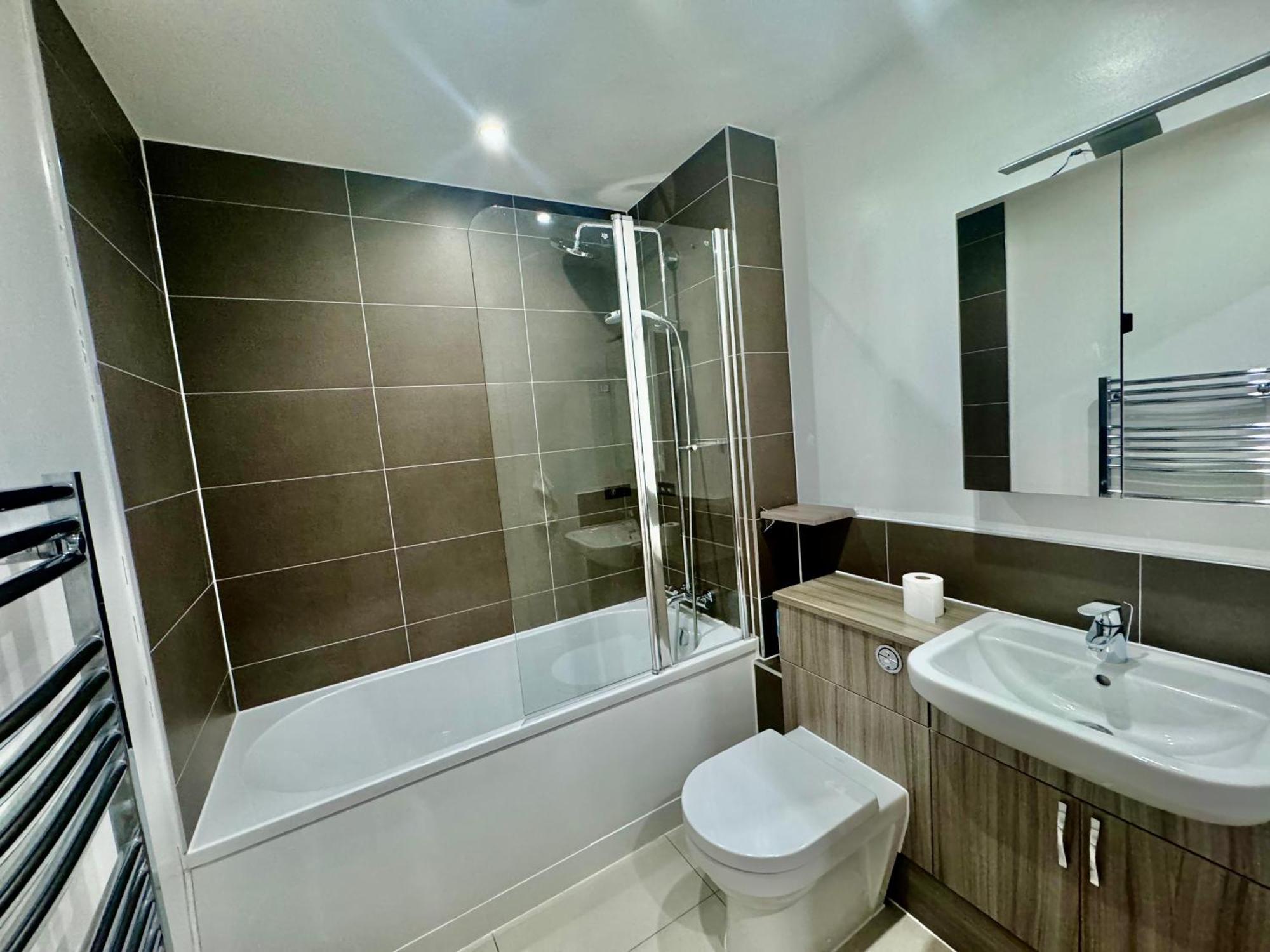 Luxury 2 Bed Entire Apartment-Near Tube & Shopping Centre Harrow Eksteriør billede