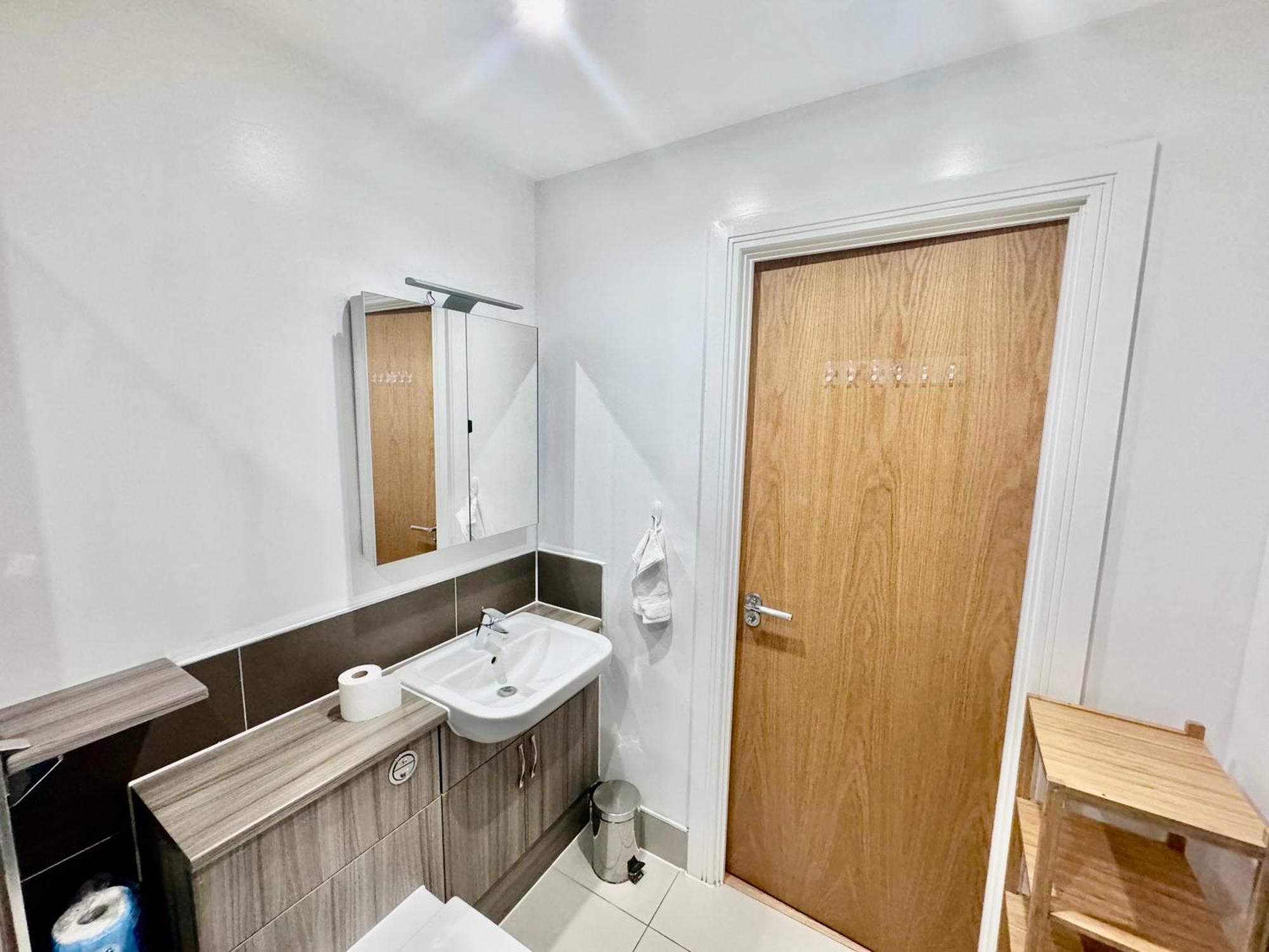 Luxury 2 Bed Entire Apartment-Near Tube & Shopping Centre Harrow Eksteriør billede