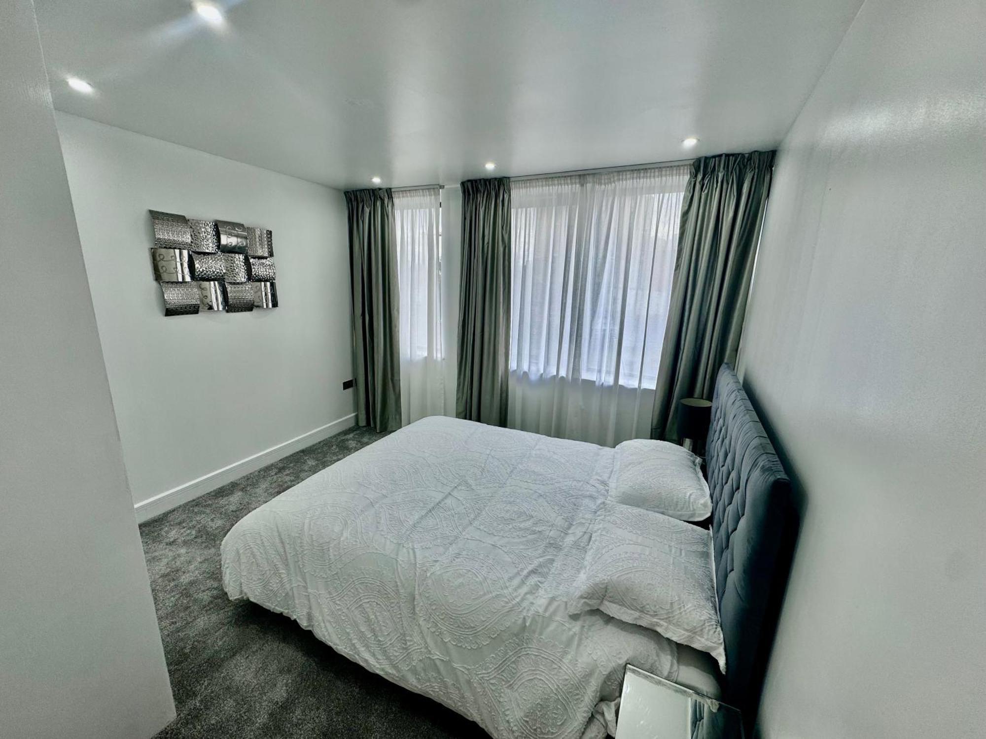 Luxury 2 Bed Entire Apartment-Near Tube & Shopping Centre Harrow Eksteriør billede