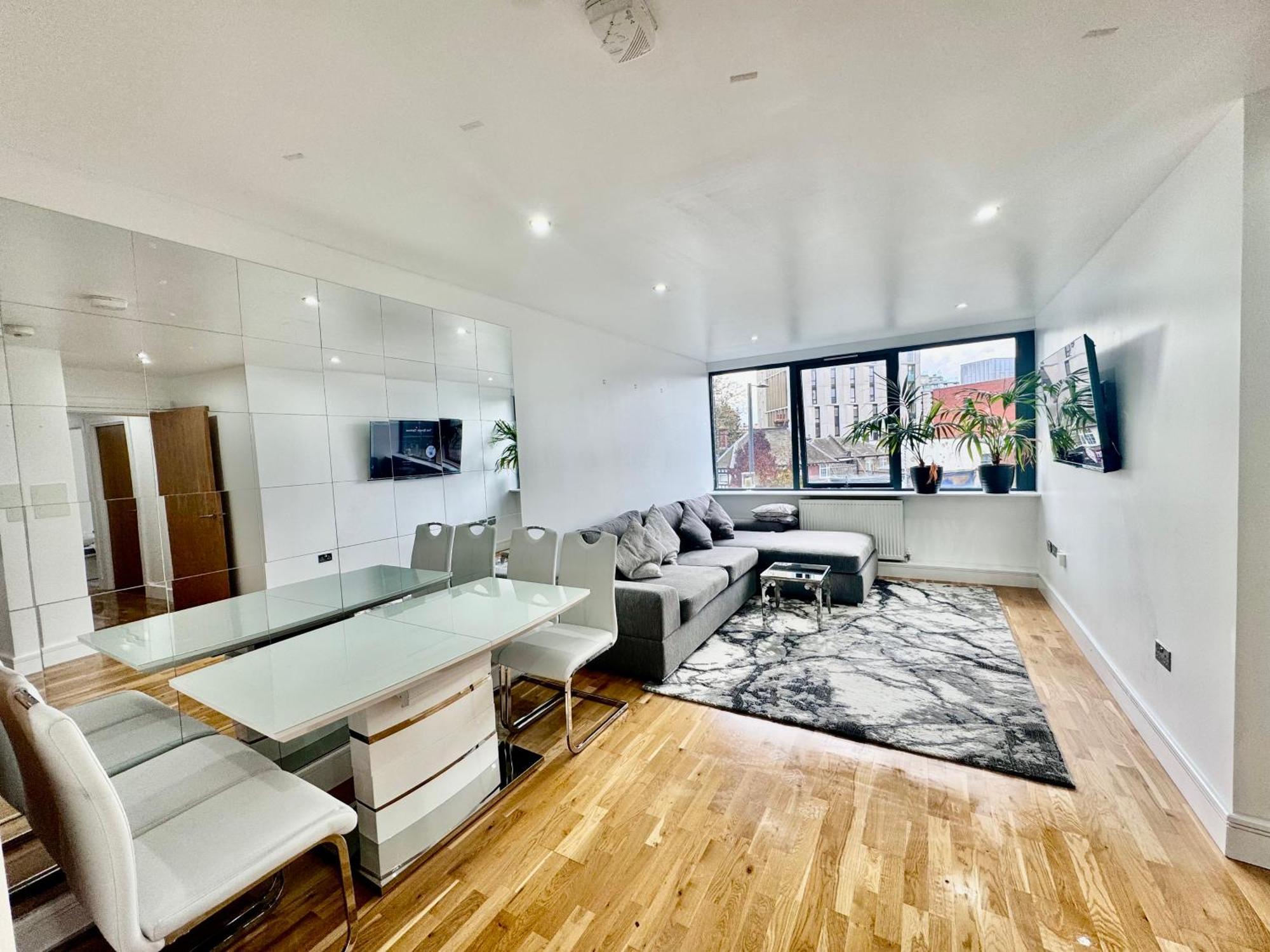 Luxury 2 Bed Entire Apartment-Near Tube & Shopping Centre Harrow Eksteriør billede